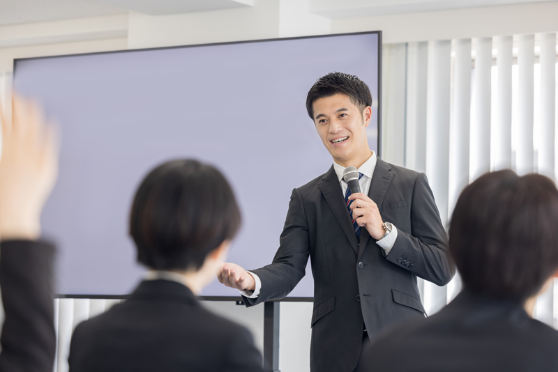 セミナーで参加者に説明する講師の写真