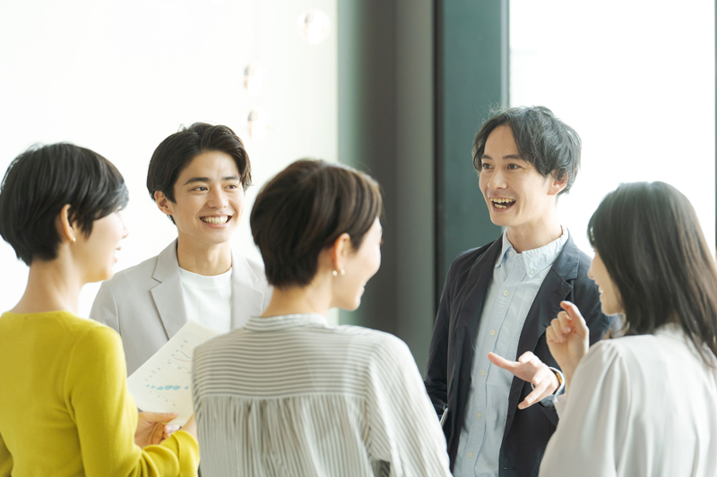 笑顔で会話をする男女